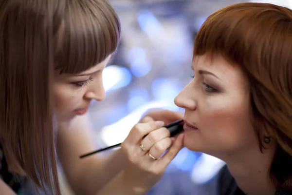 Girl make-up artist at work — Stock Photo, Image