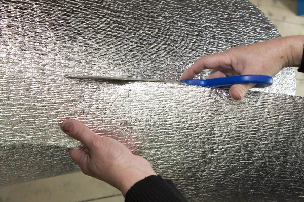 Snijden van metaal met een schaar — Stockfoto