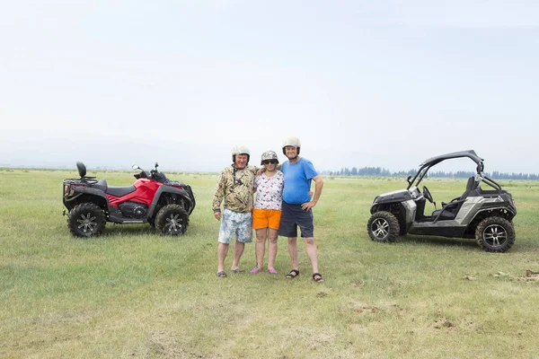 Turistas en vehículos todo terreno. Sobre el ATV — Foto de Stock