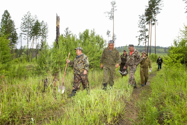 林業、シベリアタイガ林における森林官 — ストック写真