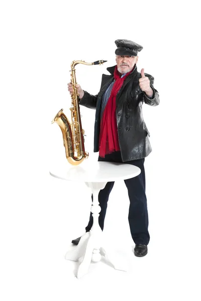 트럼펫 trumb를 보여주는 남자 — 스톡 사진