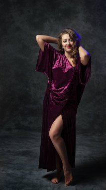 Kadifeye sarılı kız