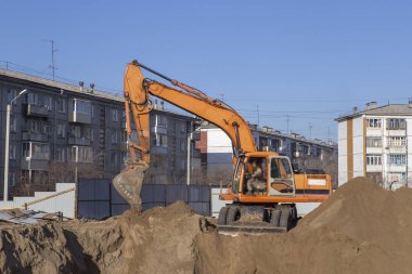 Kazıcı çukur kazıyor.