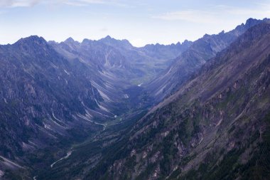 Helikopterin kokpitinden dağların manzarası. Dağ sırası