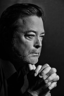 Karizmatik bir adamın tek renkli portresi