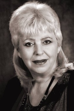 Peruklu, son sınıf öğrencisi, güzel bir Rus kadın. Sepia portresi.