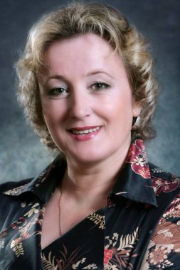 Mavi gözlü ve kızıl saçlı güzel bir Rus genç kadın. Portre.