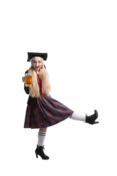 Studentessa Costume Tradizionale Laureato Che Balla Tenendo Una Tazza Birra — Foto Stock