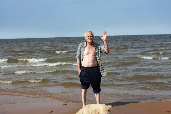 Senior Uomo Rilassa Benvenuto Alla Spiaggia Del Lago Baikal — Foto Stock