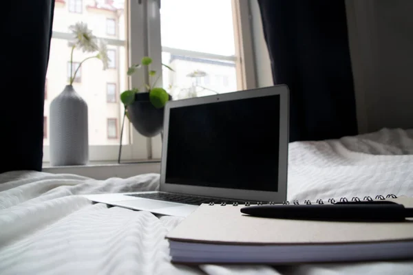 Δουλεύοντας Από Σπίτι Στο Κρεβάτι Laptop Notebook Και Στυλό Στο — Φωτογραφία Αρχείου