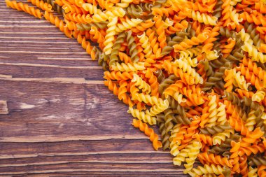  ahşap arka plan üzerinde farklı renkteki kuru fussili makarna