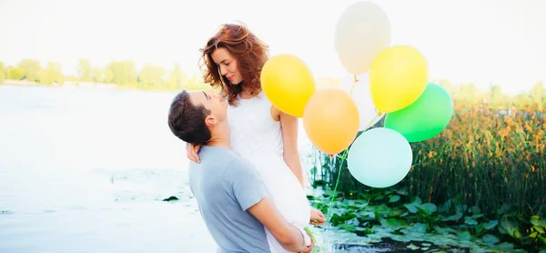 Mooie Vrolijke Gelukkige Paar Met Ballonnen Zoek Naar Elkaar Buurt — Stockfoto