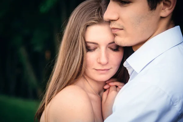 Mann tröstet seine trauernde Freundin und umarmt sie — Stockfoto