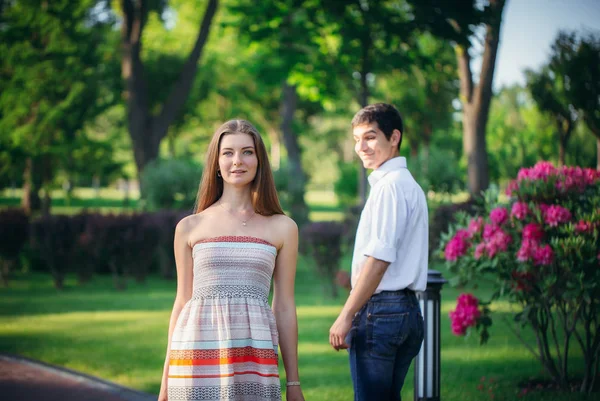 Homem virou-se para olhar para uma mulher — Fotografia de Stock