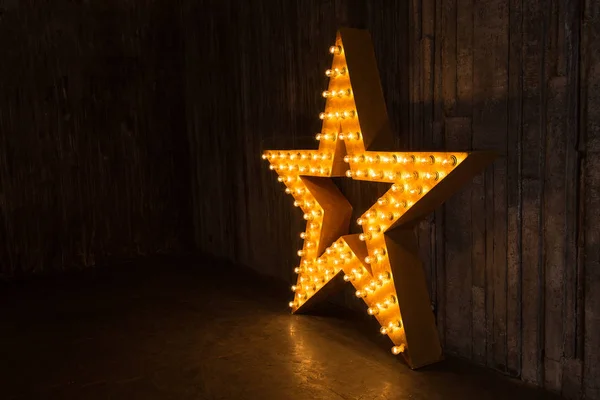 Золотая звезда с огнями — стоковое фото