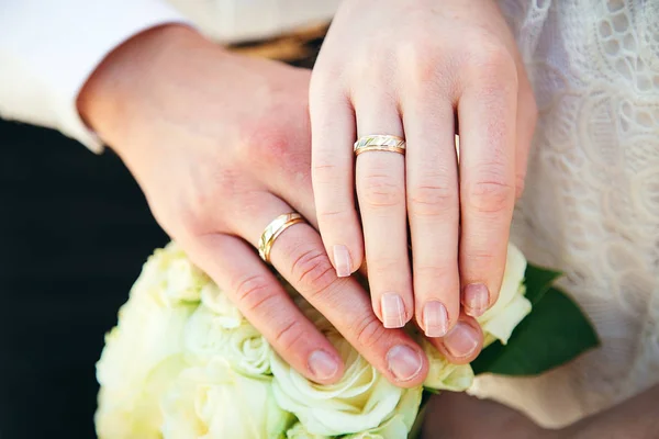 Hands Rings Wedding Bouquet — Stock Photo, Image