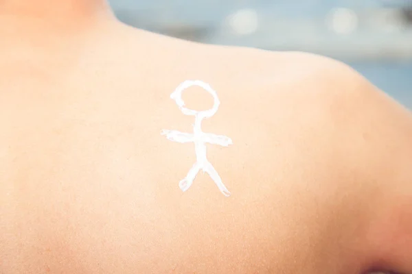 Lotion Man Sunscreen Little Man Sea Background — Stock Photo, Image