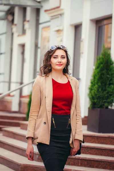 Junge Geschäftsfrau geht die Straße hinunter — Stockfoto