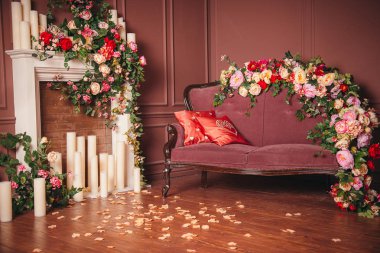 çiçekler şöminede kanepe 