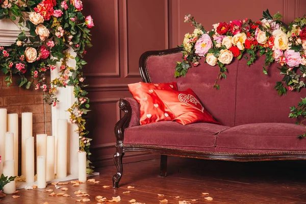 Çiçekler şöminede kanepe — Stok fotoğraf