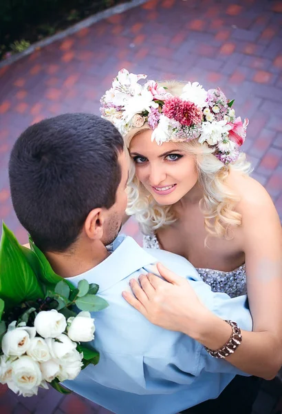 Pretty couple hugging and flirting in an urban park — Stock Photo, Image