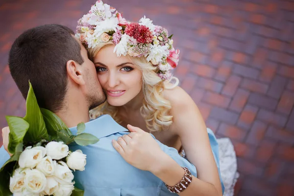 Hübsches Paar umarmt und flirtet im Stadtpark — Stockfoto