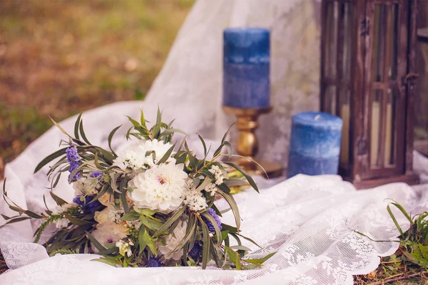 Bröllop uppsättning upp, blommor, ljus — Stockfoto