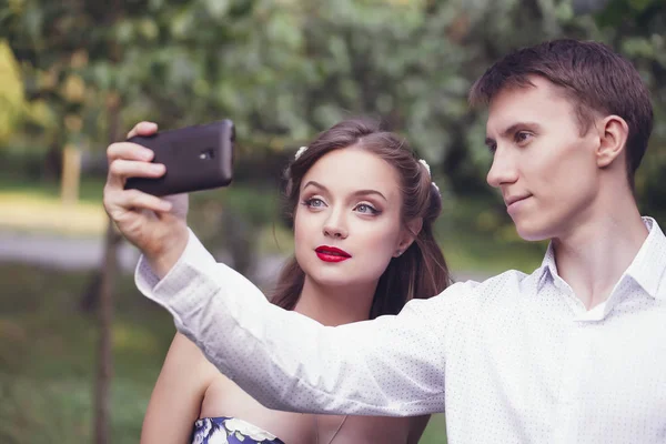 Giovane coppia innamorata fa selfie telefono — Foto Stock