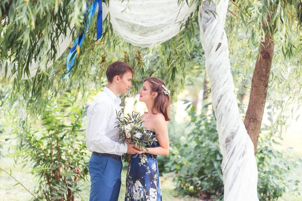 Gelukkig Jonge Jonggehuwde Paar Bedrijf Hand Man Zijn Vrouw Park — Stockfoto