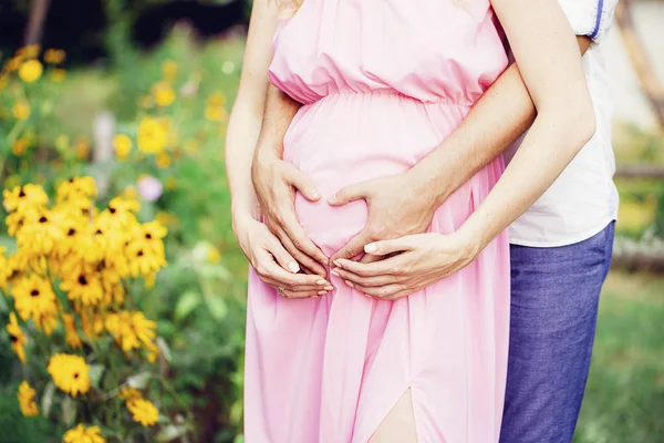 Imagem Casal Grávida Marido Tocando Sua Barriga Esposa Com Mãos — Fotografia de Stock