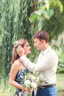 Mutlu genç çift erkek saç ve göz gözler o düzeltiyor