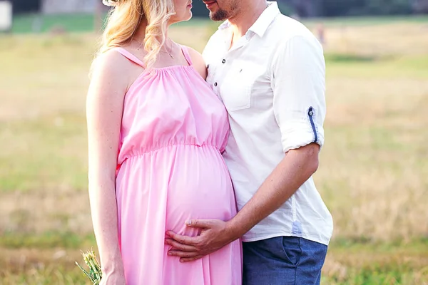 Imagem Casal Grávida Marido Segurando Barriga Esposa Com Mãos Livre — Fotografia de Stock