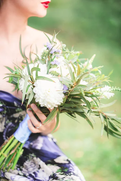 Vacker Ung Kvinna Med Bukett Blommor Sina Händer Utomhu — Stockfoto