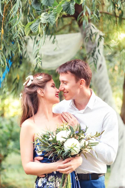 Felice Giovane Coppia Sposi Toccando Nasi Nel Parco Con Mano — Foto Stock