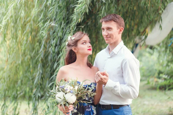 年轻的新婚夫妇人拿的手 在公园里看他的妻子幸福 抱着一束 — 图库照片