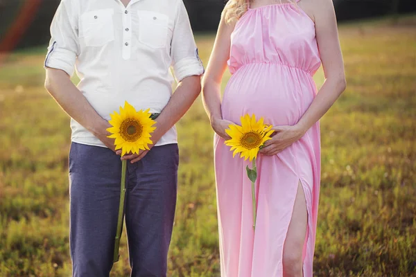 Hombre Mujer Embarazada Pie Campo Girasoles Celebrada Entre Las Piernas — Foto de Stock