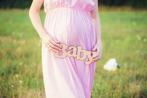 Etikett Baby Den Händen Einer Schwangeren Frau Freien — Stockfoto