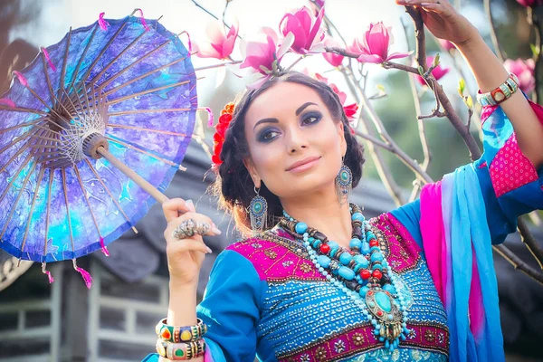 Hermosa mujer asiática vestida en vietnamita tradicional . —  Fotos de Stock