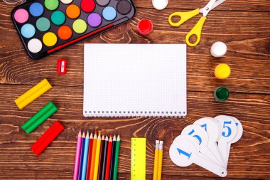 Açılan boş defter, çerçeve okulun bir retro ahşap arka plan üzerinde sağlar. Kopya alanı ile başa okul kavramı.