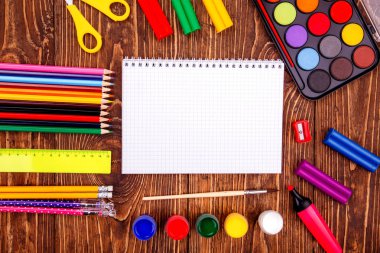 Açılan boş defter, çerçeve okulun bir retro ahşap arka plan üzerinde sağlar. Kopya alanı ile başa okul kavramı.