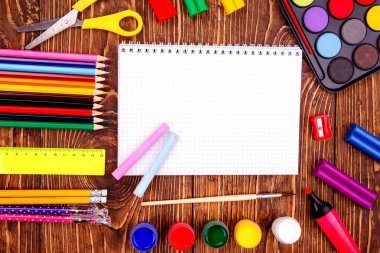 Açılan boş defter, çerçeve okulun bir retro ahşap arka plan üzerinde sağlar. Kopya alanı ile başa okul kavramı.