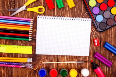 Açılan boş defter, okul çerçeve üzerinde bir retro wo sağlar.