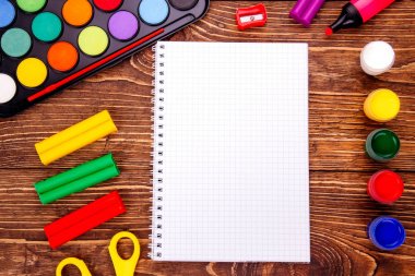 Açılan boş defter, okul çerçeve üzerinde bir retro wo sağlar.