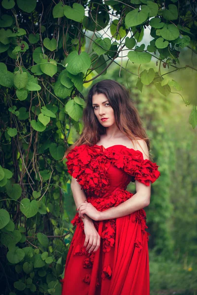 Belle jeune femme en robe rouge — Photo