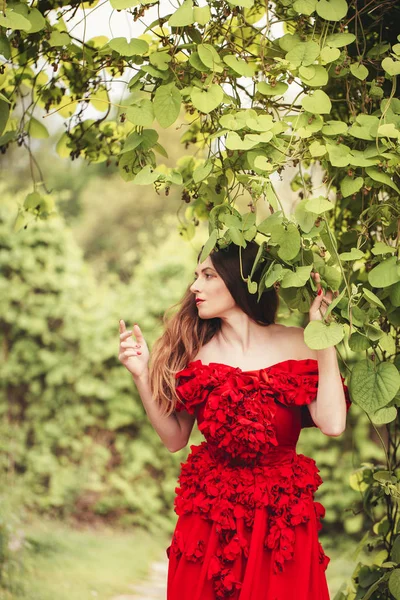 Mooie jonge vrouw in rode jurk — Stockfoto