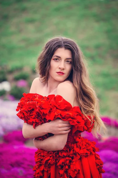 Bella giovane donna in abito rosso — Foto Stock