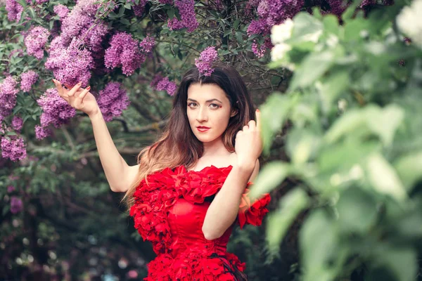 Gyönyörű fiatal nő piros ruhában — Stock Fotó