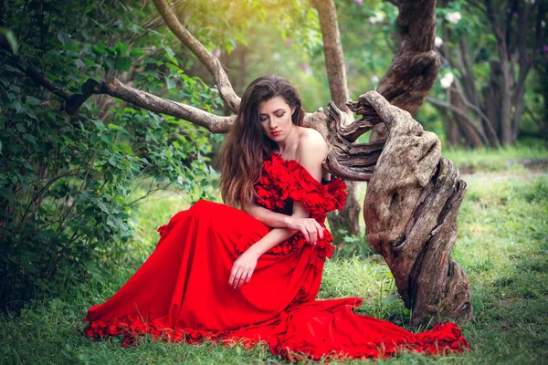 Schöne junge Frau im roten Kleid — Stockfoto