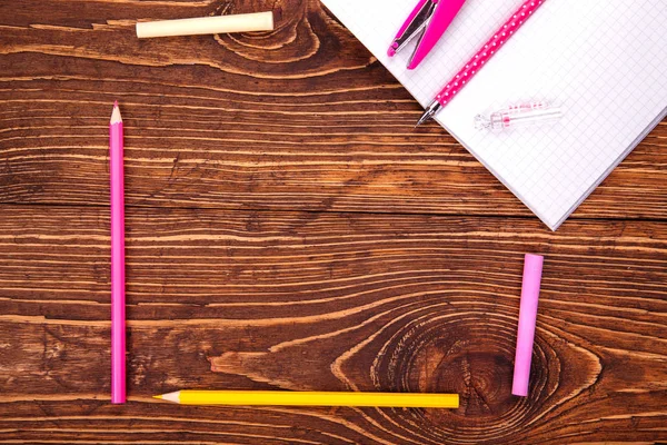 Table en bois rétro avec fournitures scolaires dessus — Photo