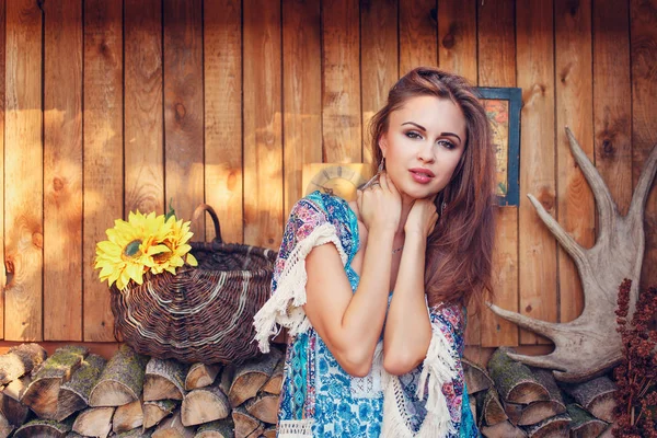 Portrait d'une belle femme sexy debout et posant à l'extérieur — Photo